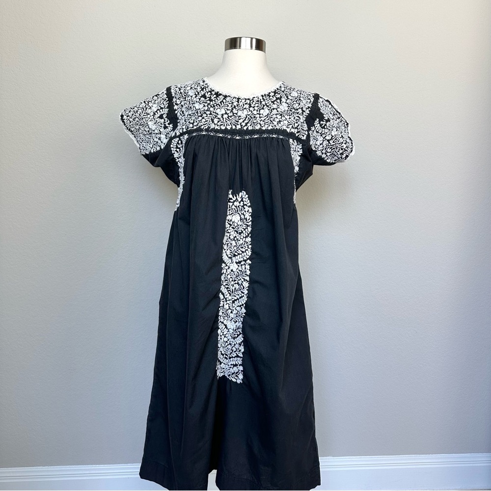 Vintage Mexican Floral Embroidered Black and White Dress M